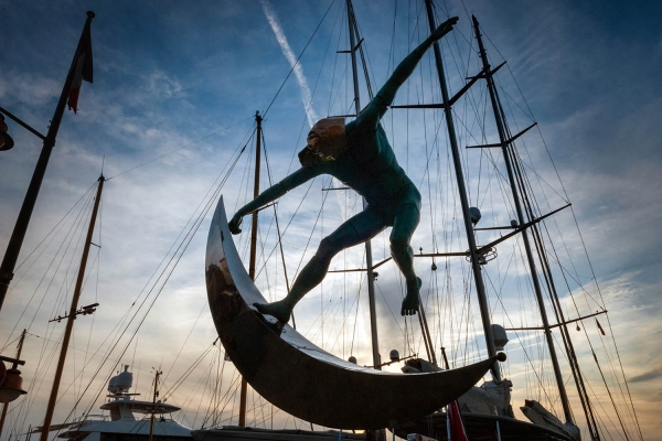 Looktrope France Saint-Tropez Port Statue